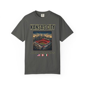 Kansas City Fußball-Shirt, Nordamerika 2026 Reise-T-Shirt, Football City Grafik-Shirt, Spieltag Fan T-Shirt, Retro Stadion T-Shirt Bild 9