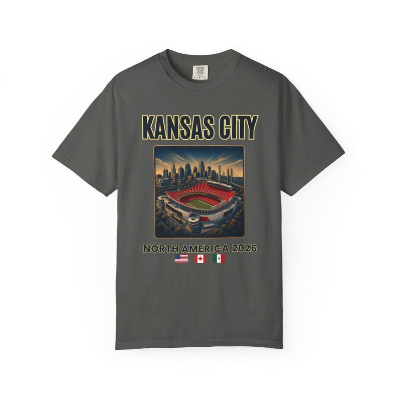 Kansas City Fußball-Shirt, Nordamerika 2026 Reise-T-Shirt, Football City Grafik-Shirt, Spieltag Fan T-Shirt, Retro Stadion T-Shirt Bild 9