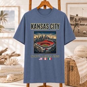 Kansas City Fußball-Shirt, Nordamerika 2026 Reise-T-Shirt, Football City Grafik-Shirt, Spieltag Fan T-Shirt, Retro Stadion T-Shirt Bild 1