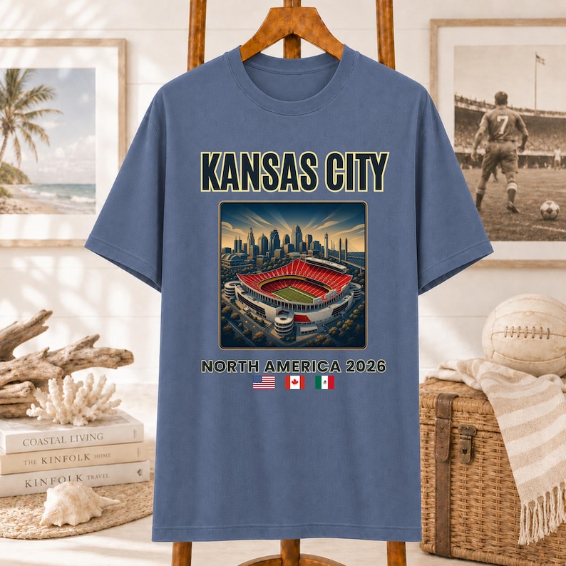 Kansas City Fußball-Shirt, Nordamerika 2026 Reise-T-Shirt, Football City Grafik-Shirt, Spieltag Fan T-Shirt, Retro Stadion T-Shirt Bild 1