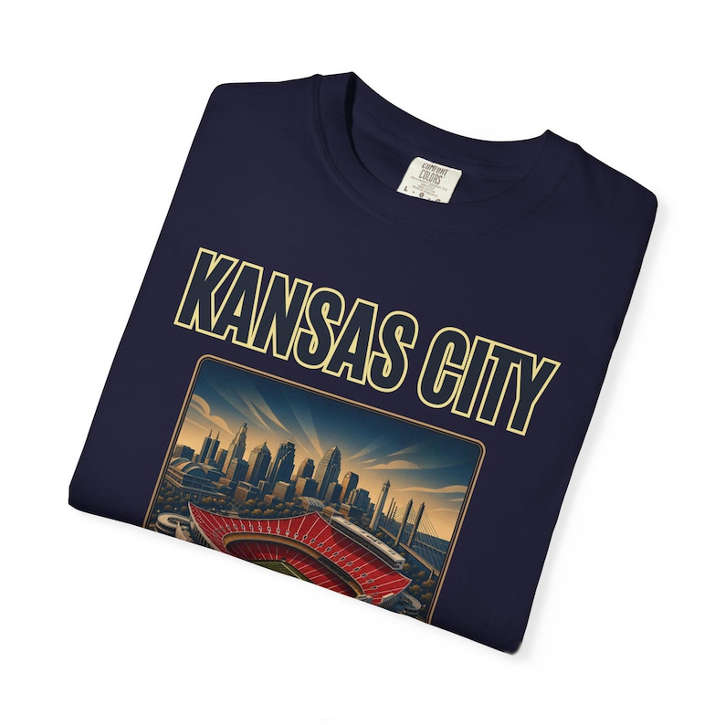 Kansas City Fußball-Shirt, Nordamerika 2026 Reise-T-Shirt, Football City Grafik-Shirt, Spieltag Fan T-Shirt, Retro Stadion T-Shirt Bild 4
