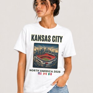 Kansas City Fußball-Shirt, Nordamerika 2026 Reise-T-Shirt, Football City Grafik-Shirt, Spieltag Fan T-Shirt, Retro Stadion T-Shirt Bild 2
