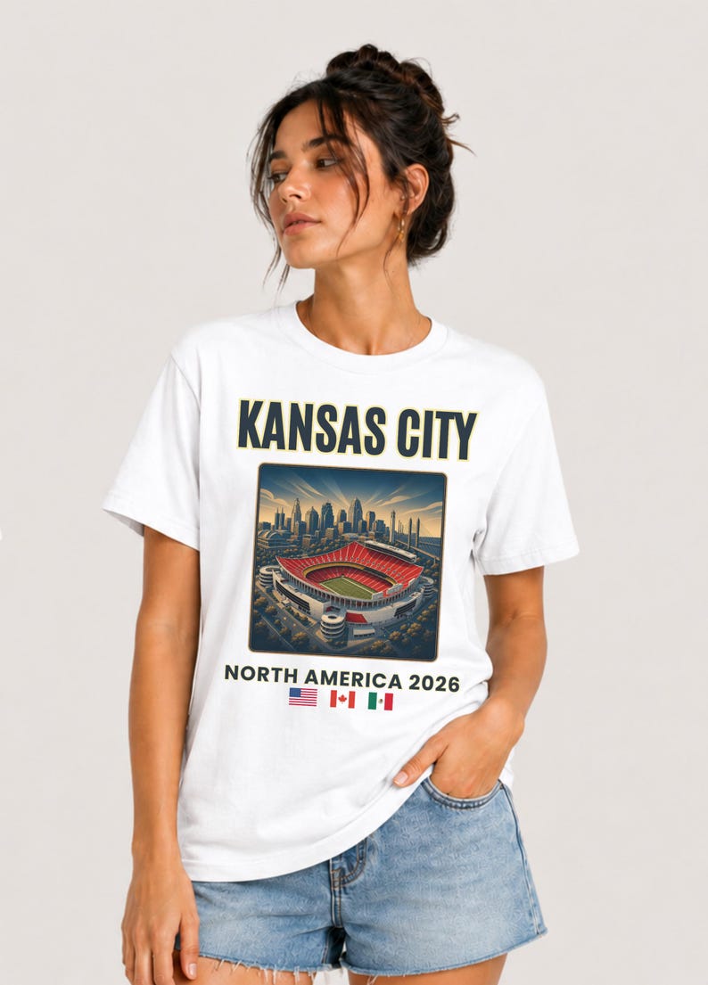 Kansas City Fußball-Shirt, Nordamerika 2026 Reise-T-Shirt, Football City Grafik-Shirt, Spieltag Fan T-Shirt, Retro Stadion T-Shirt Bild 2