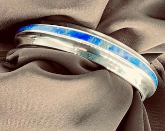 Pulsera de plata esterlina de estilo suroeste con incrustaciones de lapislázuli.