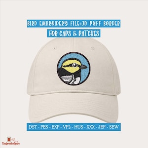 Puede incluir: Una gorra de béisbol beige con un parche bordado circular de un pájaro con plumaje amarillo, negro y blanco sobre un fondo azul. El texto superior dice BIRD EMBROIDERY FILE+3D PUFF BORDER FOR CAPS & PATCHES y el inferior DST-PES-EXP-VP3-HUS-XXX-JEF-SEW.