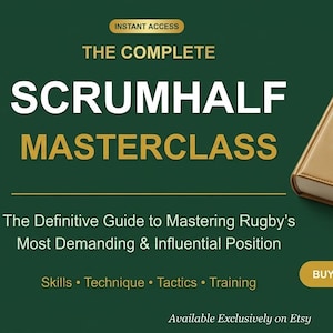 Puede incluir: Una taza de cerámica blanca con un asa negra y el texto "But First, Coffee" en negrita negra. La taza está sobre un fondo borroso. La taza mide aproximadamente 10 cm de altura.