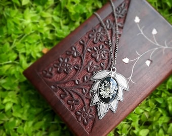 Floral leaf pendant with flowers