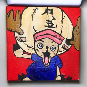 Puede incluir: Pintura cuadrada que representa un personaje de dibujos animados con un gran saco sobre un fondo rojo. El personaje lleva una camisa azul y un sombrero rosa. El saco tiene texto japonés.