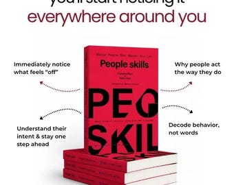 Könnte beinhalten: Ein Stapel aus vier roten Büchern mit dem Titel People Skills und großen schwarzen Buchstaben PEQ SKIL auf dem Einband. Der Text darüber lautet you'll start noticing it everywhere around you. Pfeile zeigen auf den Text: Immediately notice what feels off, Why people act the way they do, Understand their intent & stay one step ahead und Decode behavior, not words.
