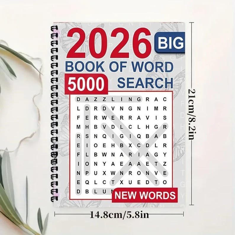 K&ouml;nnte beinhalten: Ein spiralgebundenes 2026 Big Book of Word Search 5000 mit Schmetterlingsmuster-Hintergrund. Das Cover zeigt roten und blauen Text, ein Wortsuchgitter und ein New Words-Etikett. Die Ma&szlig;e betragen 14,8 cm mal 21 cm laut den Beschriftungen.