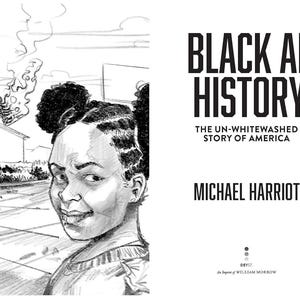 Puede incluir: Ilustraci&oacute;n en blanco y negro de una persona joven mirando hacia atr&aacute;s, con una bandera y un edificio al fondo. La portada del libro a la derecha dice "BLACK AF HISTORY" de Michael Harriot.