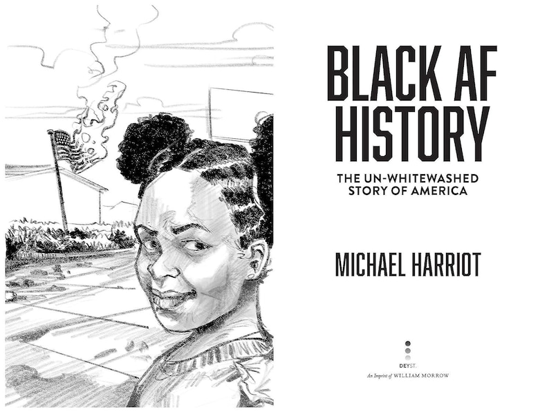 Puede incluir: Ilustraci&oacute;n en blanco y negro de una persona joven mirando hacia atr&aacute;s, con una bandera y un edificio al fondo. La portada del libro a la derecha dice "BLACK AF HISTORY" de Michael Harriot.