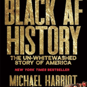Puede incluir: Portada de libro con el t&iacute;tulo "BLACK AF HISTORY" en letras doradas texturizadas sobre fondo negro. El subt&iacute;tulo dice "THE UN-WHITEWASHED STORY OF AMERICA" y el nombre del autor es "MICHAEL HARRIOT". La portada tambi&eacute;n incluye el texto "NEW YORK TIMES BESTSELLER".
