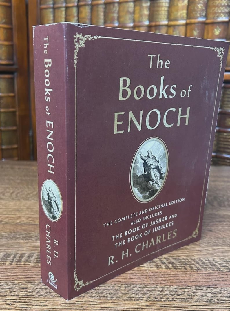 K&ouml;nnte beinhalten: Ein Hardcover-Buch mit dem Titel "The Books of Enoch" in Burgunderrot. Das Buch enth&auml;lt "The Complete and Original Edition" und "The Book of Jasher and The Book of Jubilees". Der Name des Autors, R. H. Charles, ist ebenfalls sichtbar.