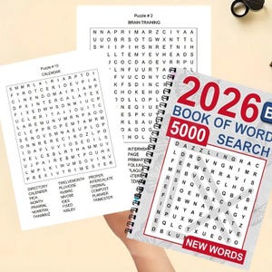 K&ouml;nnte beinhalten: Ein spiralgebundenes 2026 Wortsuchr&auml;tselbuch mit 5000 W&ouml;rtern, das ein Cover mit rotem und blauem Text sowie ein Buchstabenraster zeigt. Zwei zus&auml;tzliche lose R&auml;tselseiten sind sichtbar, beschriftet mit Puzzle #19 Calendar und Puzzle #2 Brain Training.