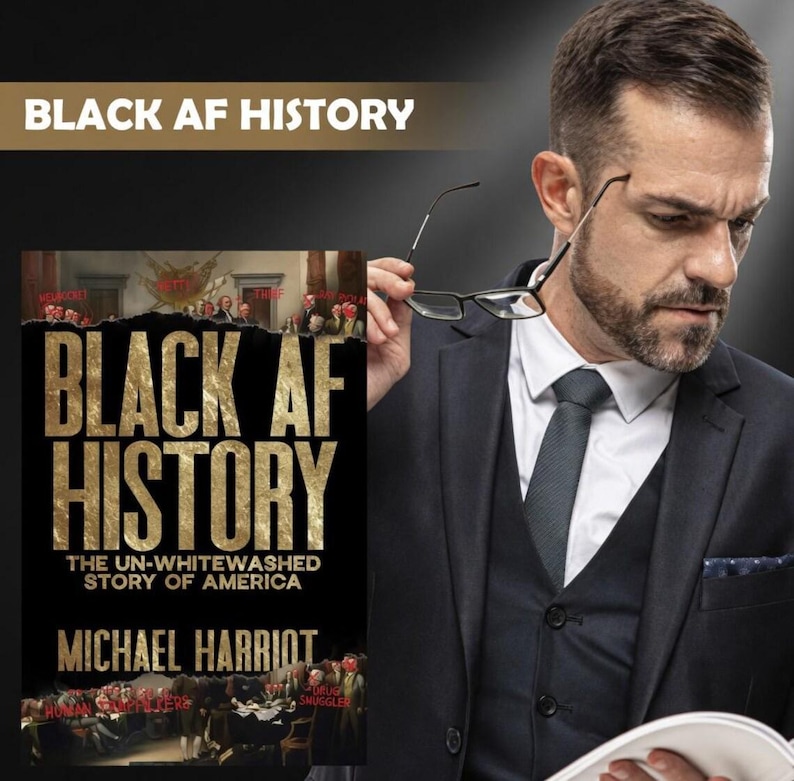 Puede incluir: Un libro titulado "BLACK AF HISTORY" con letras doradas, sostenido por una persona que lleva un traje y corbata. El subt&iacute;tulo del libro dice "THE UN-WHITEWASHED STORY OF AMERICA" y el autor es Michael Harriot.