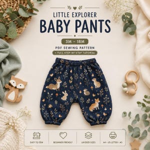 Könnte beinhalten: Ein PDF-Schnittmuster für eine Little Explorer Babyhose in den Größen 3M bis 18M. Die Hose ist dunkelblau mit einem wiederkehrenden Muster aus Füchsen, Hasen und Waldpflanzen. Das Bild enthält Text mit Details zum Schnittmuster und Tutorial.