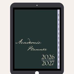 以下が含まれることがあります： タブレットに表示された2026年から2027年までのデジタルアカデミックプランナー。「Academic Planner」が筆記体で表示され、その下に2026年と2027年が表示されています。右側には月のタブが表示されています。下部には「Simple • Focused • Effective」と書かれています。
