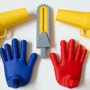 Puede incluir: Una disposición lúdica de pistolas de juguete amarillas, una motosierra de juguete gris y amarilla y una mano de juguete azul y roja. Los objetos están dispuestos sobre una superficie blanca.