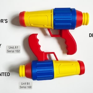 Könnte beinhalten: Ein Satz von zwei 3D-gedruckten Spielzeugpistolen in leuchtenden Grundfarben: Rot, Gelb und Blau. Der Text "PROTSTYPE COLLECTOR'S SET - NEW LISTING" und "DETAILED 3D-PRINTED CRAFTSMANSHIP" ist enthalten. Jede Einheit ist mit einer Seriennummer versehen.