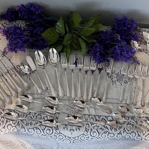 Vintage 1847 Rogers Bros Silberplatte Besteck Set - ""Retembrium"" Muster (1948) - 49 Teile - Mid-Century Romantische Tischdekoration