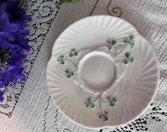 Platillo antiguo Belleek Shamrock (solo el plato) - Forma de concha/Neptuno - Tercera marca negra (1926-1946)