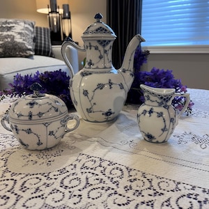 Conjunto de café vintage Royal Copenhagen azul canelado com detalhes em renda - 1960/61 - Porcelana dinamarquesa pintada à mão - Bule modelo 519, cremeira modelo 522 e açucareiro modelo 244