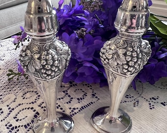 Salero y pimentero de plata vikinga vintage - Diseño ornamentado de uvas y vides - Vajilla bañada en plata