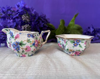 Juego de lechera y azucarero abierto Royal Winton "Old Cottage Chintz" – Grimwades, Inglaterra – Detalle de fondo punteado