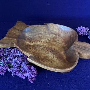 Plato/bandeja para servir de madera de Monkey Pod tallada a mano, estilo mediados de siglo, con forma de tortuga.