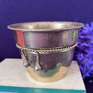 Cache-pot vintage en laiton massif, orné d'une garniture en corde et d'un pompon, fabriqué en Inde (10 x 13 cm).
