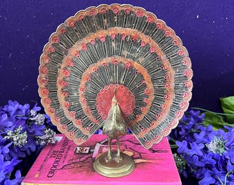 Figurine vintage de paon en laiton gravé, statue de queue évasée en émail rouge, décor éclectique grand millénaire