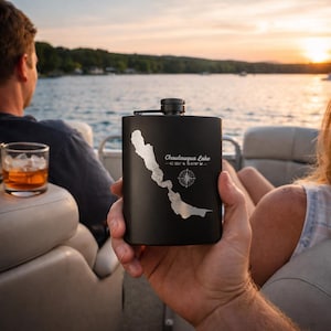 Benutzerdefinierte gravierte Flasche | Personalisiertes Groomsmen Geschenk | Chautauqua Lake Map Flasche | Hochzeitsgeschenk für Männer | Kundenspezifische Edelstahl-Flachmann