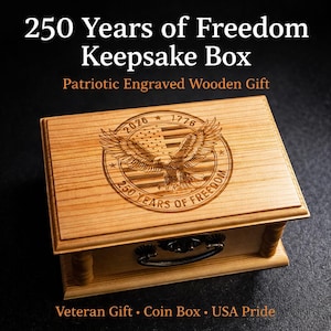 Może przedstawiać: Drewniane pudełko pamiątkowe z napisem "250 Years of Freedom" i "Patriotic Engraved Wooden Gift". Pudełko posiada grawerowany wzór orła, amerykańskiej flagi oraz lat 1776 i 2026. Posiada uchwyt i jest oznaczone jako "Veteran Gift".