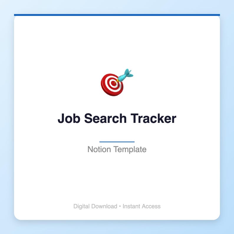 Pu&ograve; includere: Uno sfondo bianco con un bordo blu presenta un bersaglio rosso e bianco con una freccia blu. Il testo "Job Search Tracker" &egrave; visualizzato in nero, con "Notion Template" sotto. Le parole "Download digitale &bull; Accesso immediato" sono in basso.