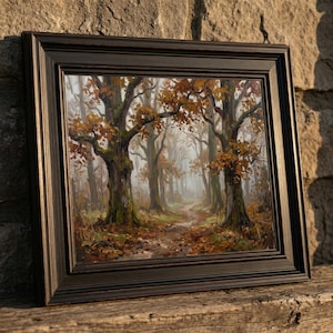 Puede incluir: Un cuadro de paisaje enmarcado que representa un sendero forestal en oto&ntilde;o. La escena muestra dos &aacute;rboles grandes y cubiertos de musgo en primer plano con follaje marr&oacute;n dorado, enmarcando un camino brumoso y sinuoso lleno de hojas.
