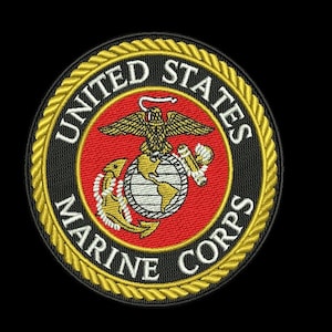 Puede incluir: Una taza de cerámica blanca con un asa negra y el texto "But First, Coffee" en negrita negra. La taza se encuentra sobre un fondo neutro, resaltando su diseño sencillo.