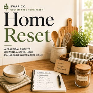 Könnte beinhalten: Ein Ratgeber mit dem Titel SWAP CO. GLUTEN-FREE HOME RESET, eine Checkliste auf einem Spiralblock, zwei gesprenkelte Keramikschalen, ein hölzerner Utensilienhalter mit Löffeln und Schneebesen, ein Schneidebrett, ein Schild und ein Glas mit Aufschrift.