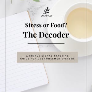 Peut inclure: Un guide numérique intitulé Stress or Food? The Decoder, avec le sous-titre A simple signal-tracking guide for overwhelmed systems et le pied de page Real food. Real support. Real relief. La couverture montre un carnet blanc et une tasse de thé.