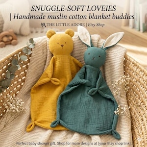 Pode incluir: Dois amigos de cobertor de algodão de musselina feitos à mão: um urso amarelo e um coelho verde-azulado. O urso tem orelhas pequenas e um rosto costurado. O coelho tem orelhas compridas e um rosto costurado. O texto diz "SNUGGLE-SOFT LOVEIES" e "THE LITTLE ADORE | Etsy Shop".
