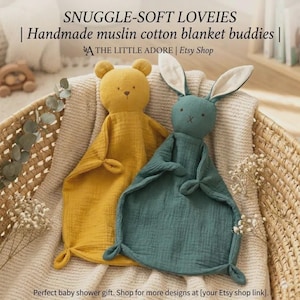Puede incluir: Dos mantitas de apego de algodón muselina, un oso amarillo mostaza y un conejo verde azulado, con esquinas anudadas y detalles faciales bordados. El texto dice: SNUGGLE-SOFT LOVEIES | Handmade muslin cotton blanket buddies | THE LITTLE ADORE | Etsy Shop.