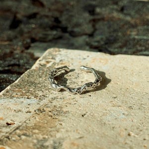溶岩風スターリングシルバーリング • スリムな溶融バンド • オーガニックな不規則なスタッキングリング