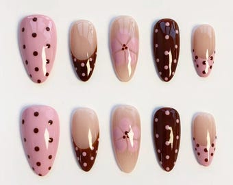 Uñas rosas con lunares/Uñas postizas largas almendradas/Uñas elegantes/Uñas francesas marrones/Uñas con flores en flor/Uñas minimalistas/Uñas de cumpleaños