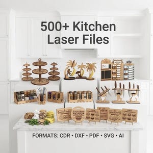 Puede incluir: Una colección de organizadores de cocina, soportes de niveles y letreros decorativos de madera cortados con láser. El texto 500+ Kitchen Laser Files aparece arriba, con FORMATS: CDR • DXF • PDF • SVG • AI listado en la parte inferior.