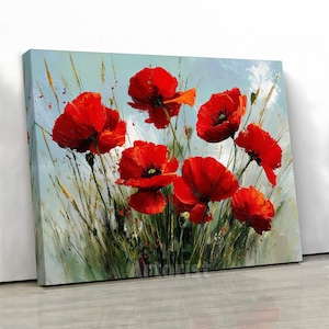 Könnte beinhalten: Leinwanddruck mit einem Gemälde roter Mohnblumen. Die Blumen sind in voller Blüte dargestellt, mit detaillierten Blütenblättern und dunklen Zentren. Der Hintergrund ist eine weiche Mischung aus Blau und Grün, mit Andeutungen von weizenfarbenem Gras.
