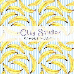 Pode incluir: Um padrão contínuo com bananas amarelas sobre um fundo de riscas verticais azul-claras e brancas. O texto "Olly Studio" e "seamless pattern" está impresso ao centro com um tipo de letra roxo de estilo manuscrito.