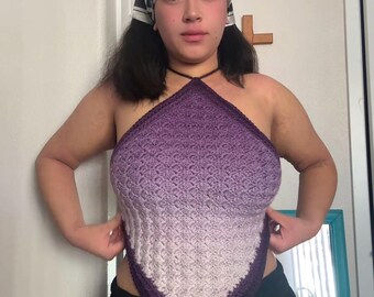 Lila Handmade Crochet rautenförmige Spitze. Neckholder-Ausschnitt und offener Rücken. Größe M-L