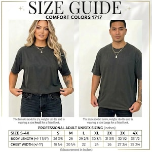 Pu&ograve; includere: Guida alle taglie per le t-shirt Comfort Colors 1717. L'immagine mostra una donna e un uomo che indossano le magliette. La tabella delle taglie fornisce le misure in pollici per le taglie S-4XL, inclusa la lunghezza del corpo e la larghezza del petto.