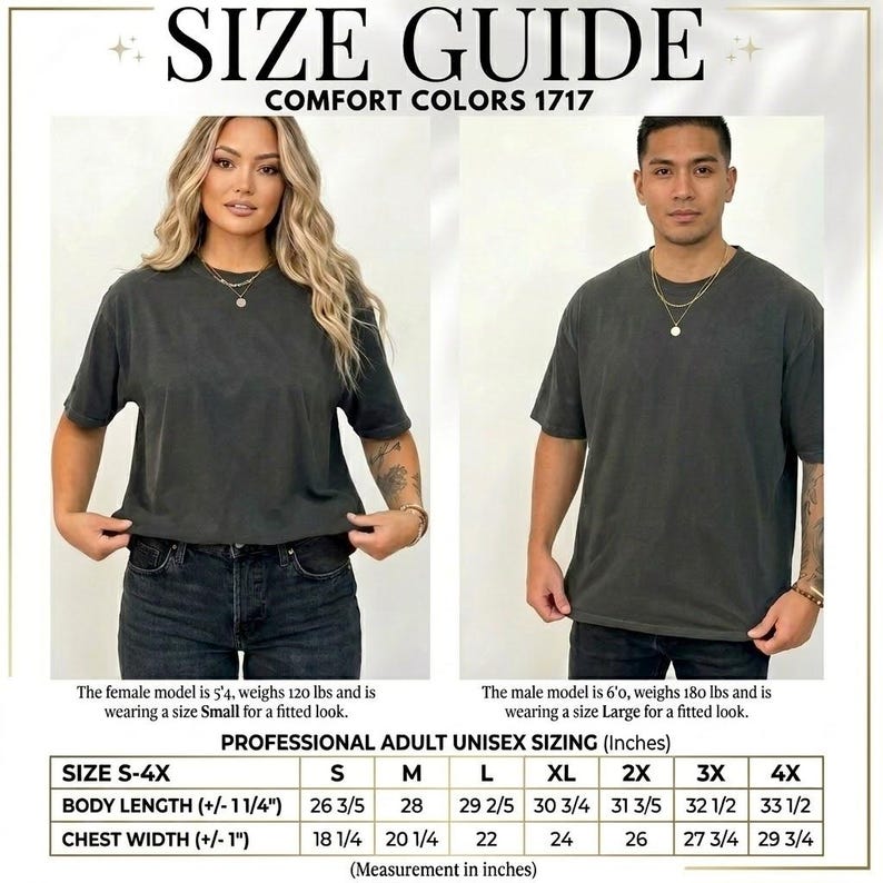 Pu&ograve; includere: Guida alle taglie per le t-shirt Comfort Colors 1717. L'immagine mostra una donna e un uomo che indossano le magliette. La tabella delle taglie fornisce le misure in pollici per le taglie S-4XL, inclusa la lunghezza del corpo e la larghezza del petto.