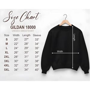 Pu&ograve; includere: Una felpa unisex nera Gildan 18000 &egrave; appesa a un gancio. A sinistra &egrave; visualizzata una tabella delle taglie, che mostra le misure in centimetri per le taglie dalla S alla 5XL. La tabella include misure di larghezza, lunghezza e manica.